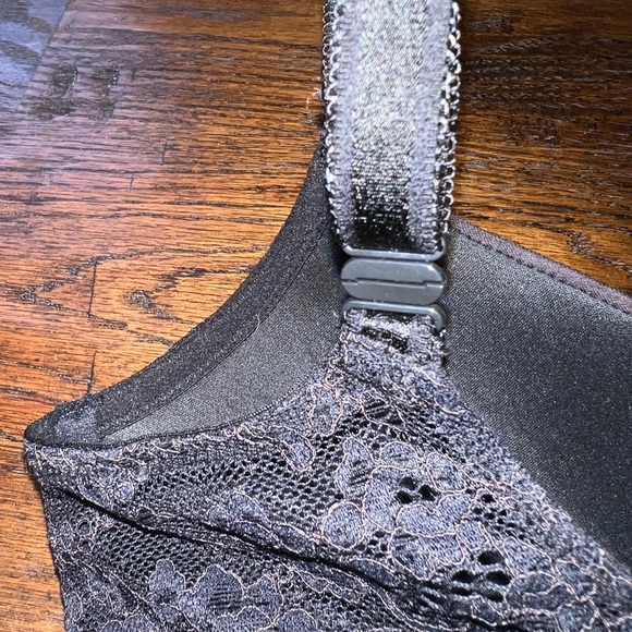 2 Victoria’s Secret Push-up Bra’s, 32DD - Picture 15 of 15